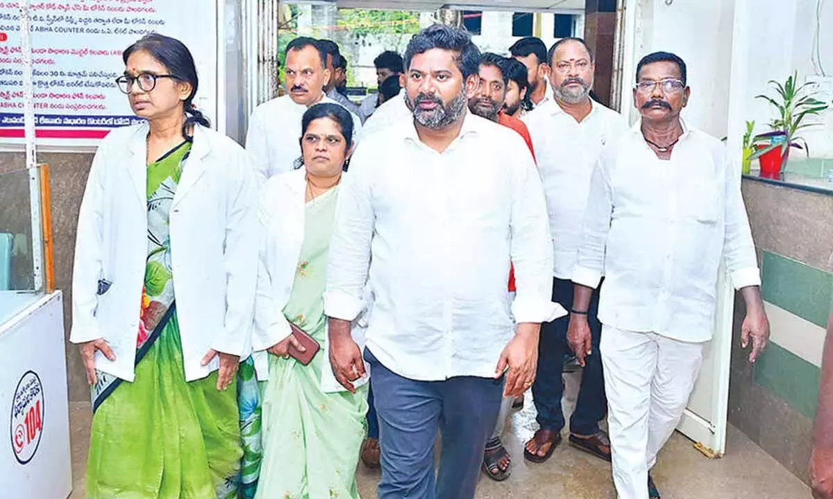 Andhra: विधायक ने जल्द ही बेहतर चिकित्सा सुविधाएं देने का आश्वासन दिया