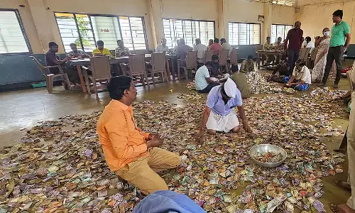 Ugargol : यल्लाम्मना गुड्डु में ₹76.60 लाख का दान एकत्र किया Ugargol : यल्लाम्मना गुड्डु में ₹76.60 लाख का दान एकत्र किया