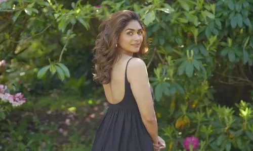 Mrunal Thakur ने बिपाशा बसु को मोटापे के लिए शर्मिंदा करने पर सार्वजनिक रूप से माफी मांगी Mrunal Thakur ने बिपाशा बसु को मोटापे के लिए शर्मिंदा करने पर सार्वजनिक रूप से माफी मांगी