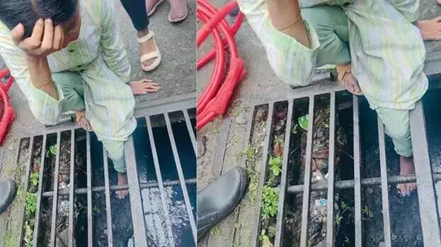 Kerala : नाले में पैर फंसने के बाद दमकल विभाग ने महिला को बचाया