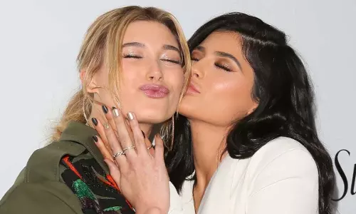 Kylie Jenner, बेला हदीद और हैली बीबर ने समन्वित लुक में सबका ध्यान खींचा Kylie Jenner, बेला हदीद और हैली बीबर ने समन्वित लुक में सबका ध्यान खींचा