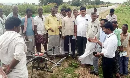 Karnataka : नैनो यूरिया छिड़काव प्रदर्शन Karnataka : नैनो यूरिया छिड़काव प्रदर्शन