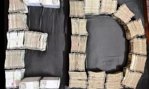 ED ने कई शहरों में मारे छापे, 1.68 करोड़ रुपए की नकदी और 6.75 किलो सोना जब्त ED ने कई शहरों में मारे छापे, 1.68 करोड़ रुपए की नकदी और 6.75 किलो सोना जब्त