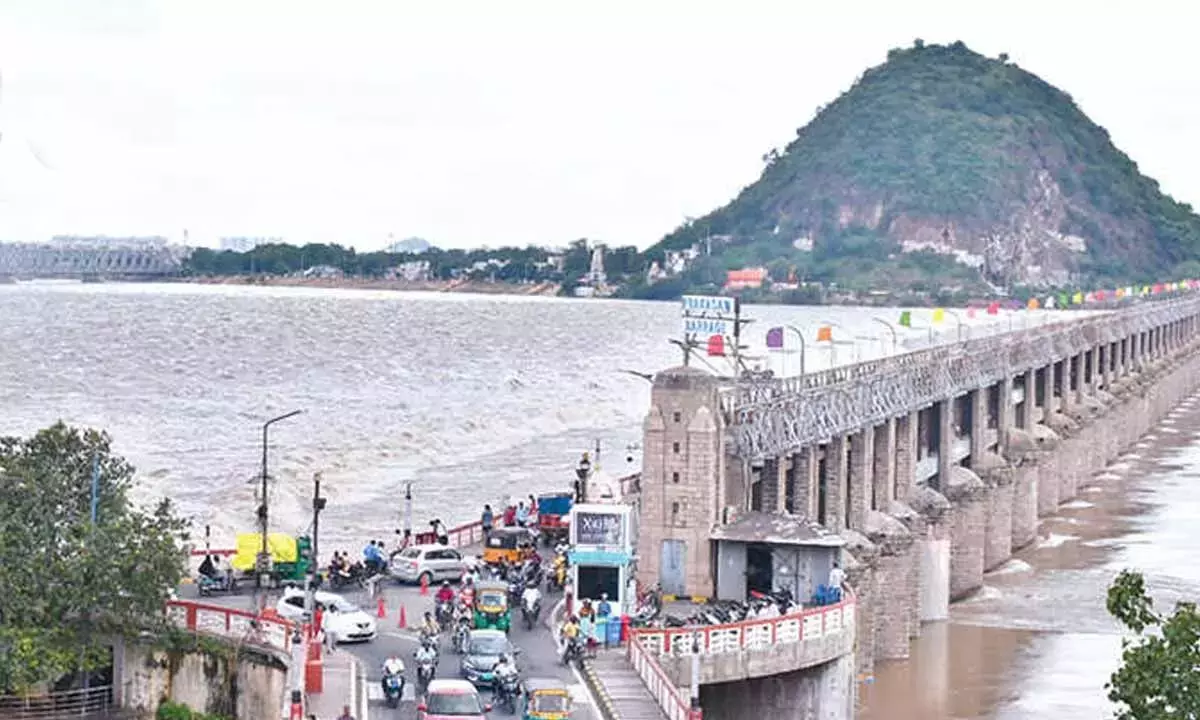Andhra: प्रकाशम बैराज से 5.5 लाख क्यूसेक बाढ़ का पानी छोड़ा गया