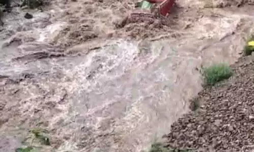 Sirmaur के राजगढ़ उपमंडल में सेब से भरा ट्रक शिलाबाग खड्ड में गिर गया