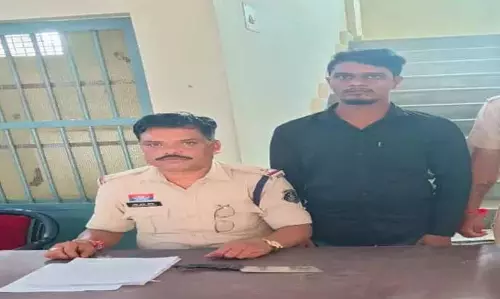 फरारी काट रहा बदमाश गिरफ्तार, होटल मालिक के साथ किया था मारपीट फरारी काट रहा बदमाश गिरफ्तार, होटल मालिक के साथ किया था मारपीट