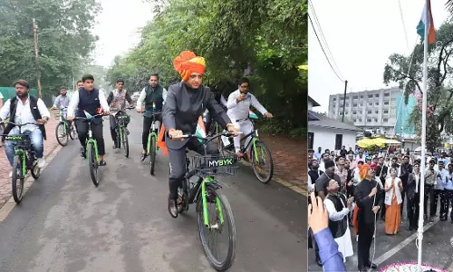 Indore : महापौर ने ध्वजारोहण समारोह में 50 नई ई-बसों और साइकिलों की घोषणा की