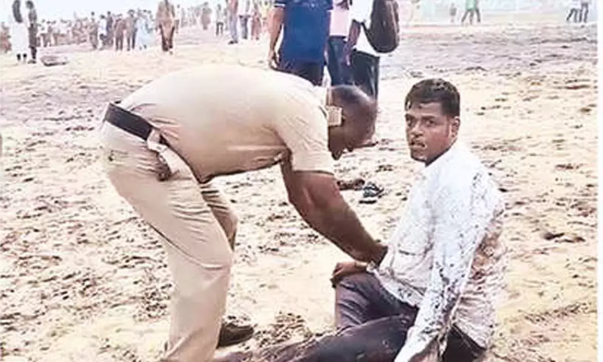 Andhra: विशाखापत्तनम तट पर एक महिला डूबी, एक अन्य व्यक्ति लापता