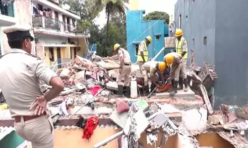 बच्चे की मौत, 12 लोग घायल...जानें इलाके में अफरा-तफरी क्यों मची? बच्चे की मौत, 12 लोग घायल...जानें इलाके में अफरा-तफरी क्यों मची?