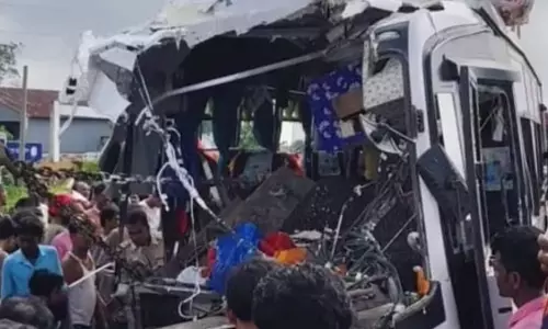 West Bengal: बस के खड़े ट्रक से टकराने से 10 लोगों की मौत, 35 घायल