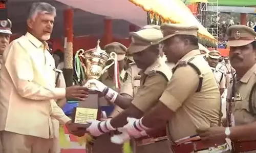 Andhra : सीएम चंद्रबाबू ने उत्कृष्ट सेवा के लिए शीर्ष पुलिस अधिकारियों को पदक प्रदान किए Andhra : सीएम चंद्रबाबू ने उत्कृष्ट सेवा के लिए शीर्ष पुलिस अधिकारियों को पदक प्रदान किए