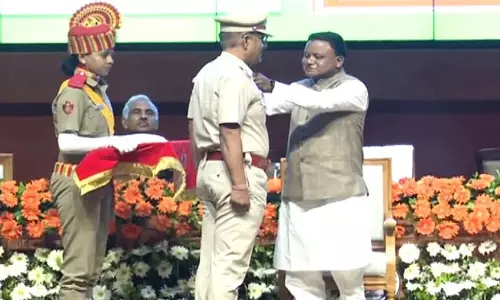 Odisha: पुलिस के बहादुर जवानों को सेवा पदक से किया गया सम्मानित Odisha: पुलिस के बहादुर जवानों को सेवा पदक से किया गया सम्मानित