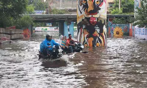 Jalandhar में लगातार भारी बारिश के बाद सड़कें स्विमिंग पूल में तब्दील हो गईं Jalandhar में लगातार भारी बारिश के बाद सड़कें स्विमिंग पूल में तब्दील हो गईं