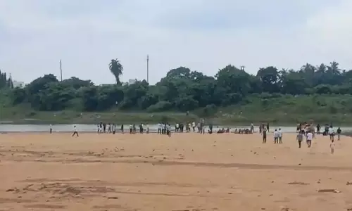 Bhubaneswar : आठवीं कक्षा के दो छात्र दया नदी में डूब गए Bhubaneswar : आठवीं कक्षा के दो छात्र दया नदी में डूब गए