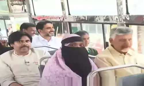 Andhra : सीएम चंद्रबाबू, पवन, लोकेश ने आरटीसी बस में यात्रा की Andhra : सीएम चंद्रबाबू, पवन, लोकेश ने आरटीसी बस में यात्रा की