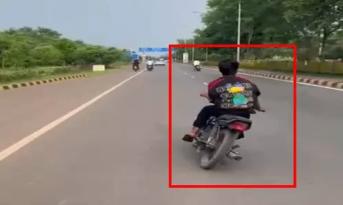 नवा रायपुर में बाइकर्स का खौफनाक स्टंट नवा रायपुर में बाइकर्स का खौफनाक स्टंट