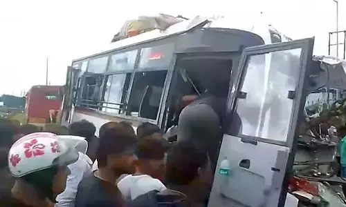West Bengal : बस और ट्रक की टक्कर में 10 तीर्थयात्रियों की मौत, 35 घायल West Bengal : बस और ट्रक की टक्कर में 10 तीर्थयात्रियों की मौत, 35 घायल