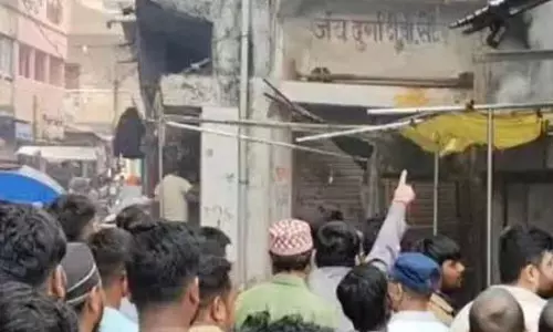 आग की चपेट में कपड़ा दुकान, शॉर्ट सर्किट से हुई घटना