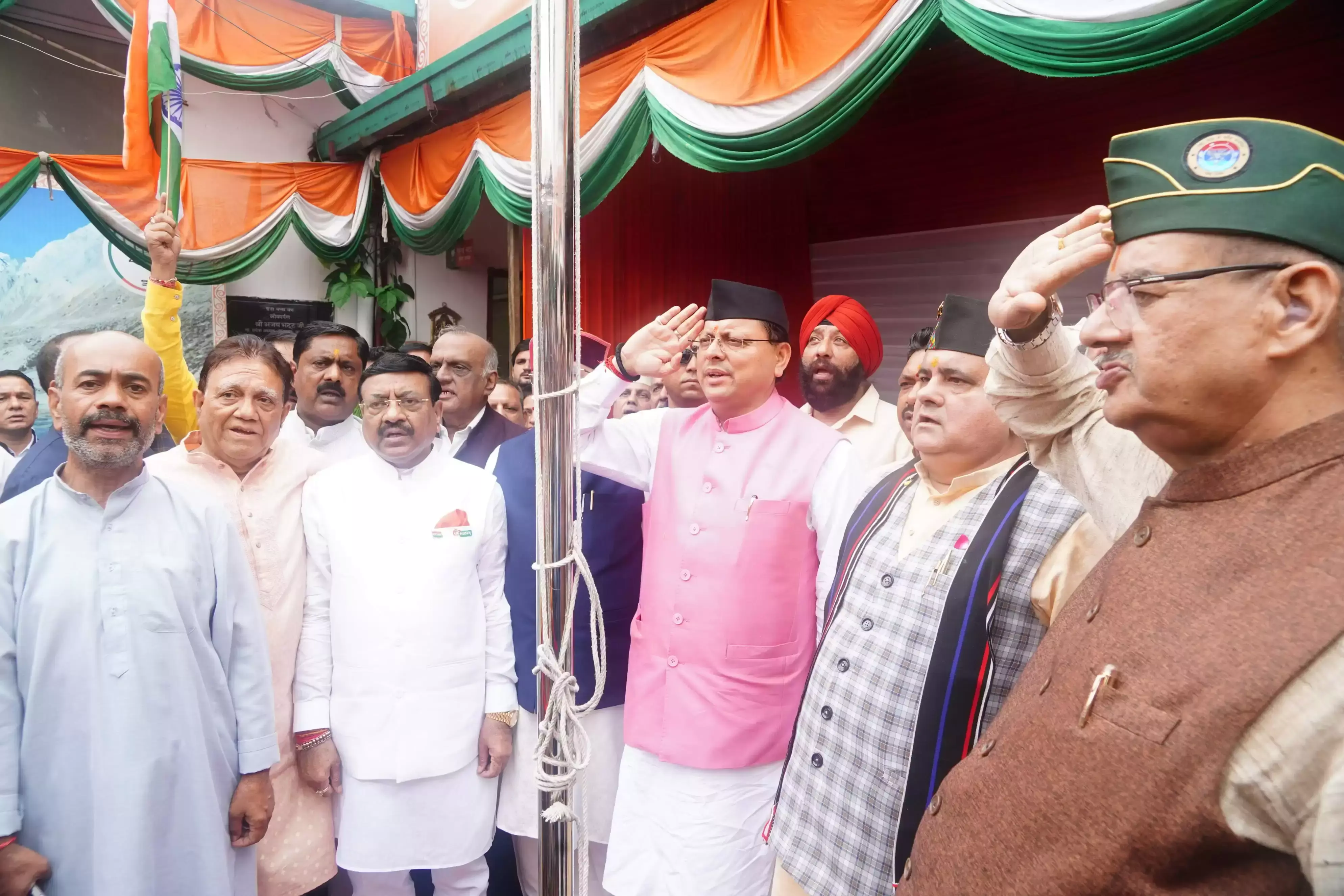 Dehradun: मुख्यमंत्री धामी ने तिरंगा फहराकर एकता और भाईचारे की शपथ दिलाई Dehradun: मुख्यमंत्री धामी ने तिरंगा फहराकर एकता और भाईचारे की शपथ दिलाई