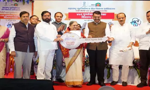 CM Fadnavis ने बीडीडी चॉल निवासियों से फ्लैट न बेचने का आग्रह किया
