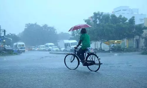 Tamil Nadu: 2 दिनों तक तेज हवाओं के साथ भारी बारिश की संभावना Tamil Nadu: 2 दिनों तक तेज हवाओं के साथ भारी बारिश की संभावना