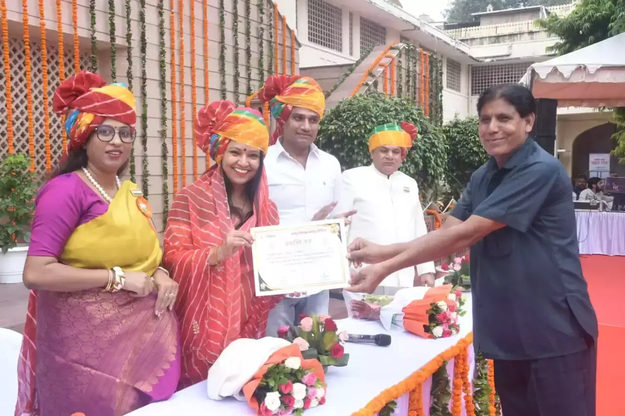 Jaipur: स्वतंत्रता दिवस पर स्वच्छता योद्धाओं को किया गया सम्मानित Jaipur: स्वतंत्रता दिवस पर स्वच्छता योद्धाओं को किया गया सम्मानित