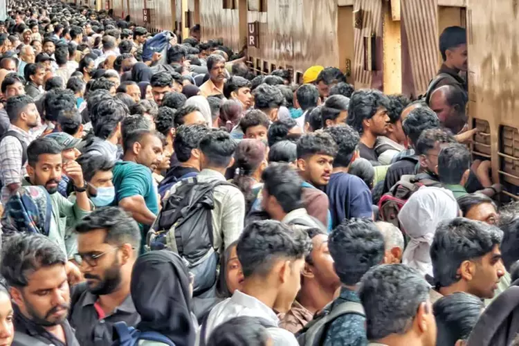Kerala : ओणम के मौसम में मालाबार ट्रेनें खचाखच भरी हुई हैं यात्री राहत की मांग कर रहे