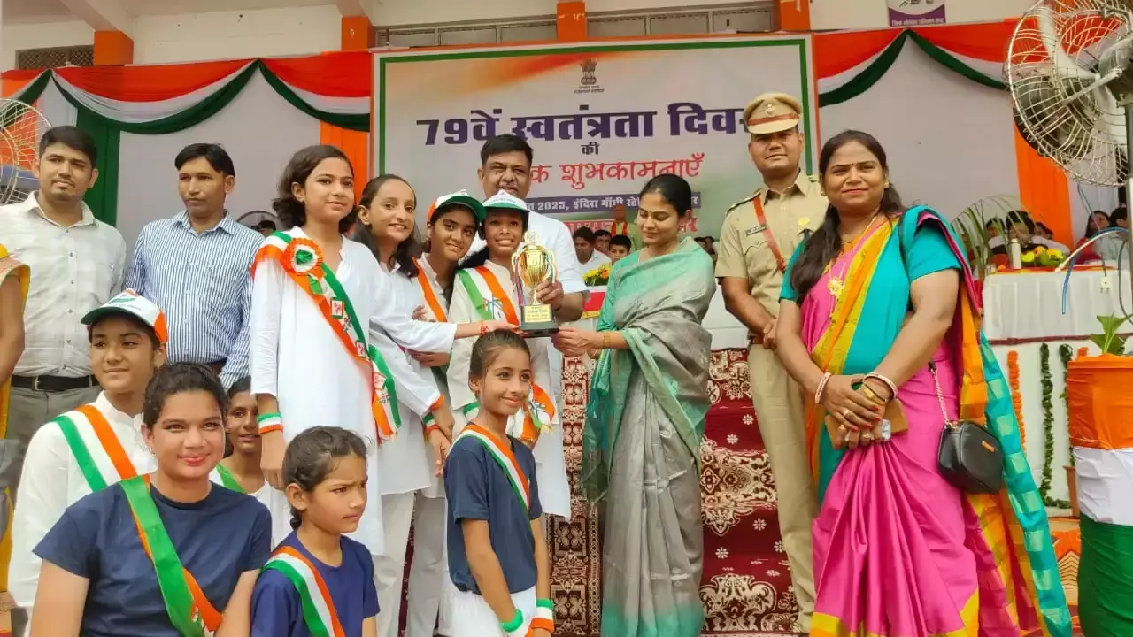 Alwar: ध्वजारोहण कर मंत्री संजय शर्मा ने स्वतंत्रता दिवस की दी बधाई