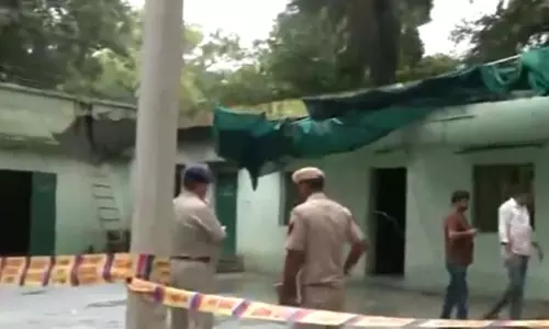 बड़ा हादसा: छत का हिस्सा गिरा, कई लोगों के दबे होने की आशंका बड़ा हादसा: छत का हिस्सा गिरा, कई लोगों के दबे होने की आशंका