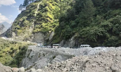 Gopeshwar: भनीरपाणी में मलबा आने से बदरीनाथ हाईवे पर यातायात प्रभावित