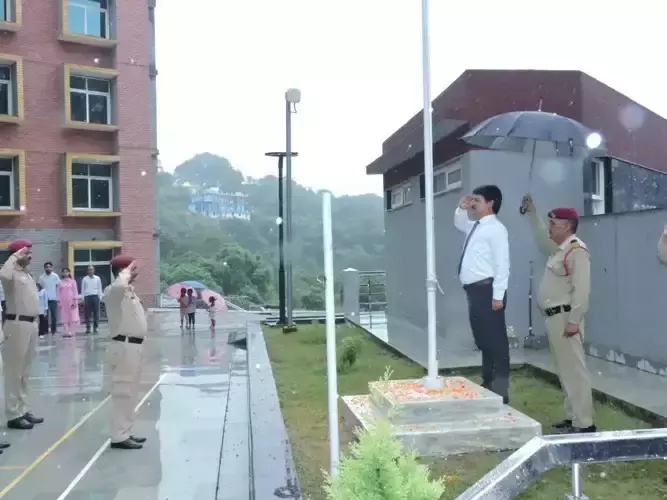 Hamirpur: प्रो. राजेंद्र वर्मा ने तकनीकी विवि में फहराया राष्ट्रीय ध्वज Hamirpur: प्रो. राजेंद्र वर्मा ने तकनीकी विवि में फहराया राष्ट्रीय ध्वज