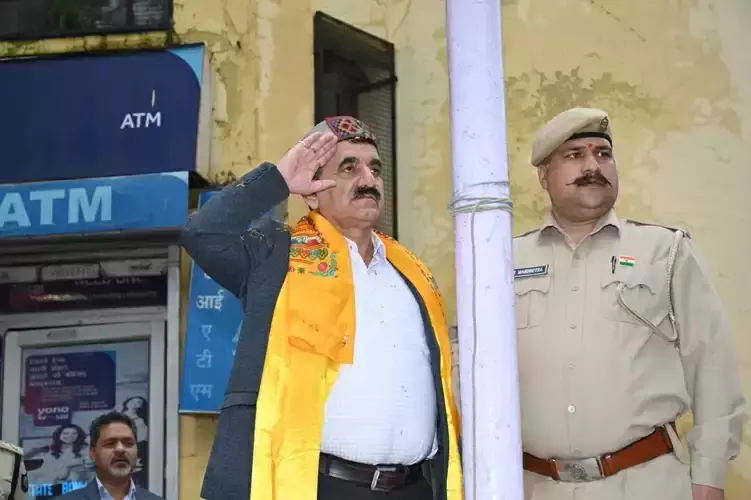 Shimla: कुलपति ने हिमाचल विवि में ध्वजारोहण कर दी शुभकामनाएं