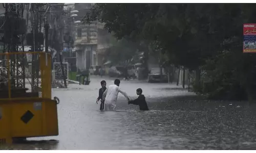 उत्तर-पश्चिमी Pakistan में अचानक आई बाढ़ से 49 लोगों की मौत