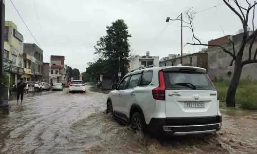 Kharar-Landran road टूटी और जलभराव से यात्री परेशान Kharar-Landran road टूटी और जलभराव से यात्री परेशान