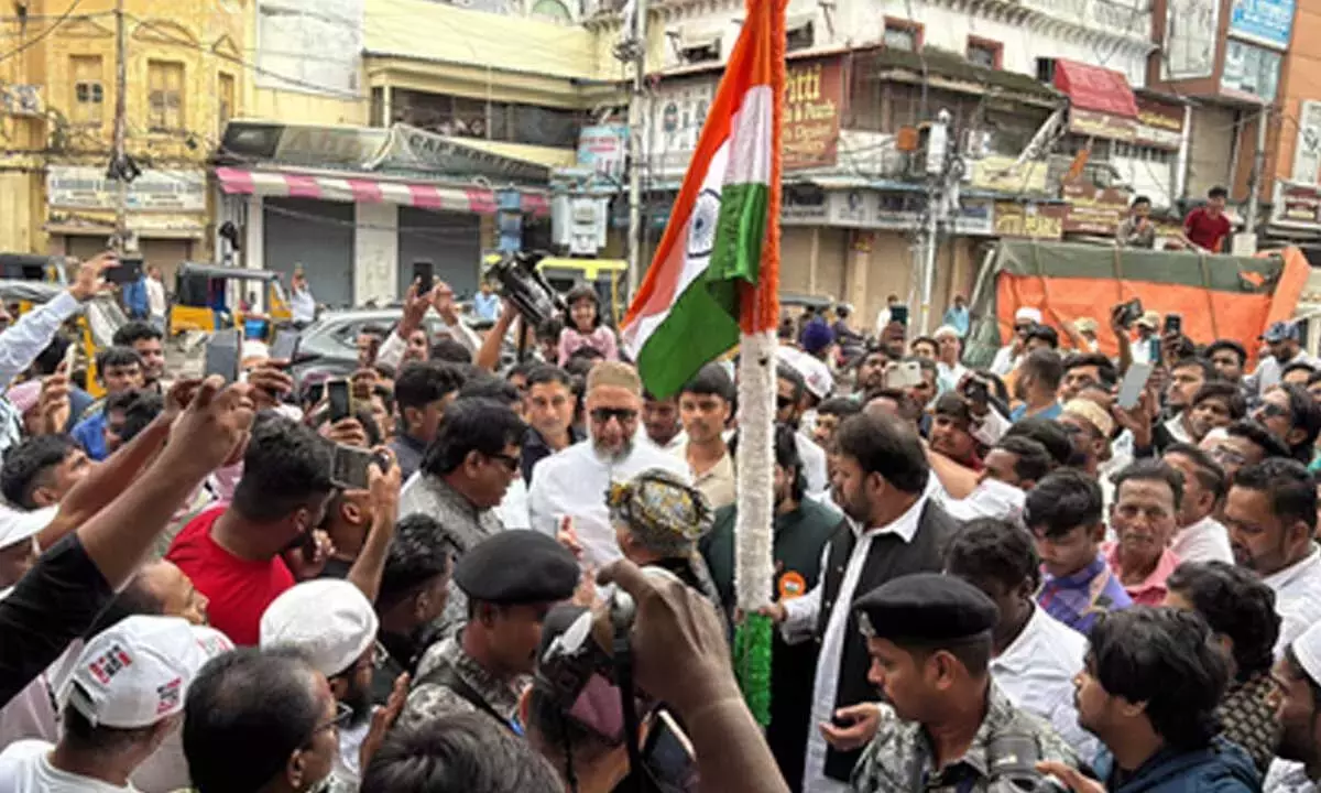 Telangana: ओवैसी बंधुओं ने स्वतंत्रता दिवस पर हैदराबाद में फहराया तिरंगा Telangana: ओवैसी बंधुओं ने स्वतंत्रता दिवस पर हैदराबाद में फहराया तिरंगा