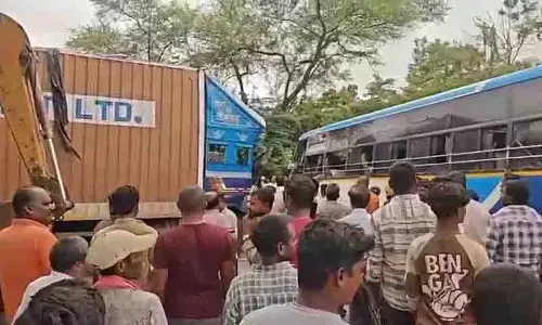 वारंगल में कंटेनर ट्रक ने RTC बस को टक्कर मारी, 26 यात्री घायल