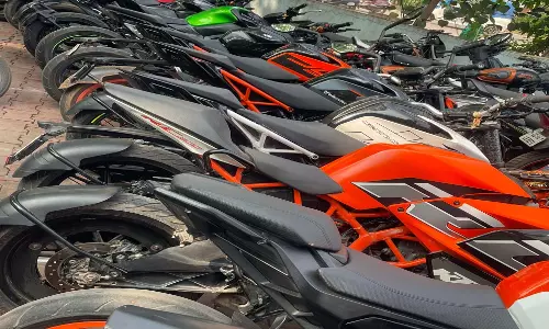 बाइकर्स गैंग का पर्दाफाश, 13 बाइक और दो दर्जन युवा गिरफ्तार, देखें VIDEO... बाइकर्स गैंग का पर्दाफाश, 13 बाइक और दो दर्जन युवा गिरफ्तार, देखें VIDEO...