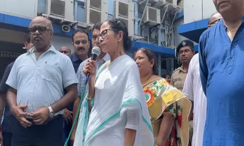 CM ममता बनर्जी ने की कोलकाता में स्वतंत्रता दिवस समारोह के दौरान बीमार पड़े छात्रों से मुलाकात