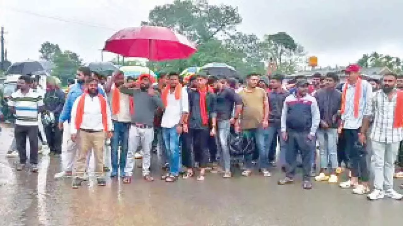 Karnataka: विवाहित महिला दूसरे समुदाय के युवक के साथ भागी Karnataka: विवाहित महिला दूसरे समुदाय के युवक के साथ भागी