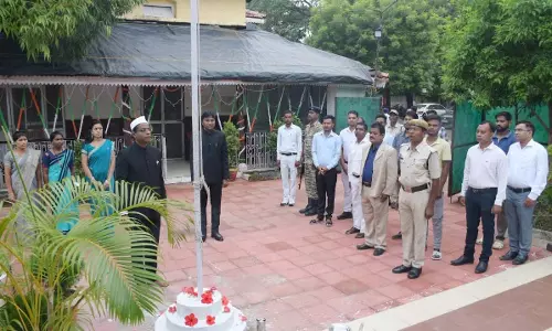 कलेक्टर डॉ कन्नौजे ने अपने निवास परिसर में किया ध्वजारोहण कलेक्टर डॉ कन्नौजे ने अपने निवास परिसर में किया ध्वजारोहण