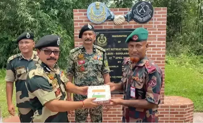 Siliguri: राष्ट्रीय ध्वज के साथ फूलबाड़ी सीमा पर मनाया पर्व Siliguri: राष्ट्रीय ध्वज के साथ फूलबाड़ी सीमा पर मनाया पर्व