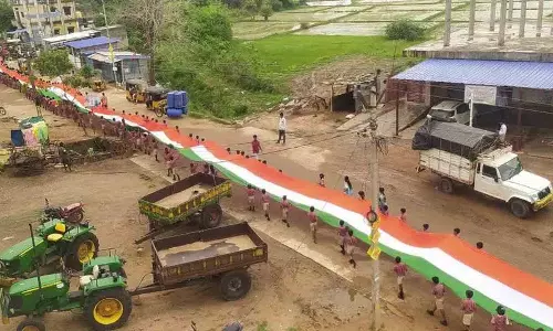 79 मीटर लंबे राष्ट्रीय ध्वज से छात्र रैली प्रभावित 79 मीटर लंबे राष्ट्रीय ध्वज से छात्र रैली प्रभावित