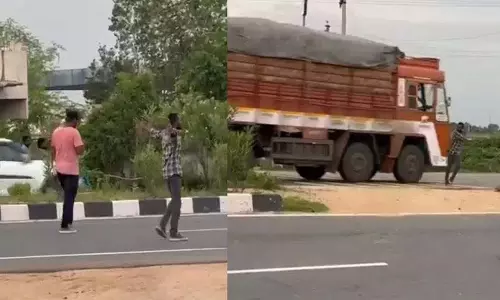 Nalgonda जिले में सड़क पर गांजा की खेप मिली Nalgonda जिले में सड़क पर गांजा की खेप मिली