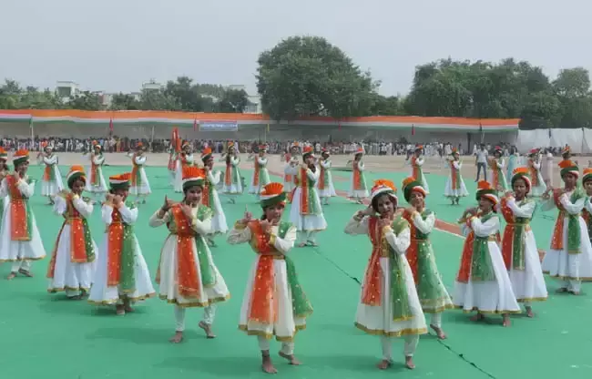 Sonipat: सोनीपत में तिरंगा और पर्यावरण जागरूकता के साथ समारोह