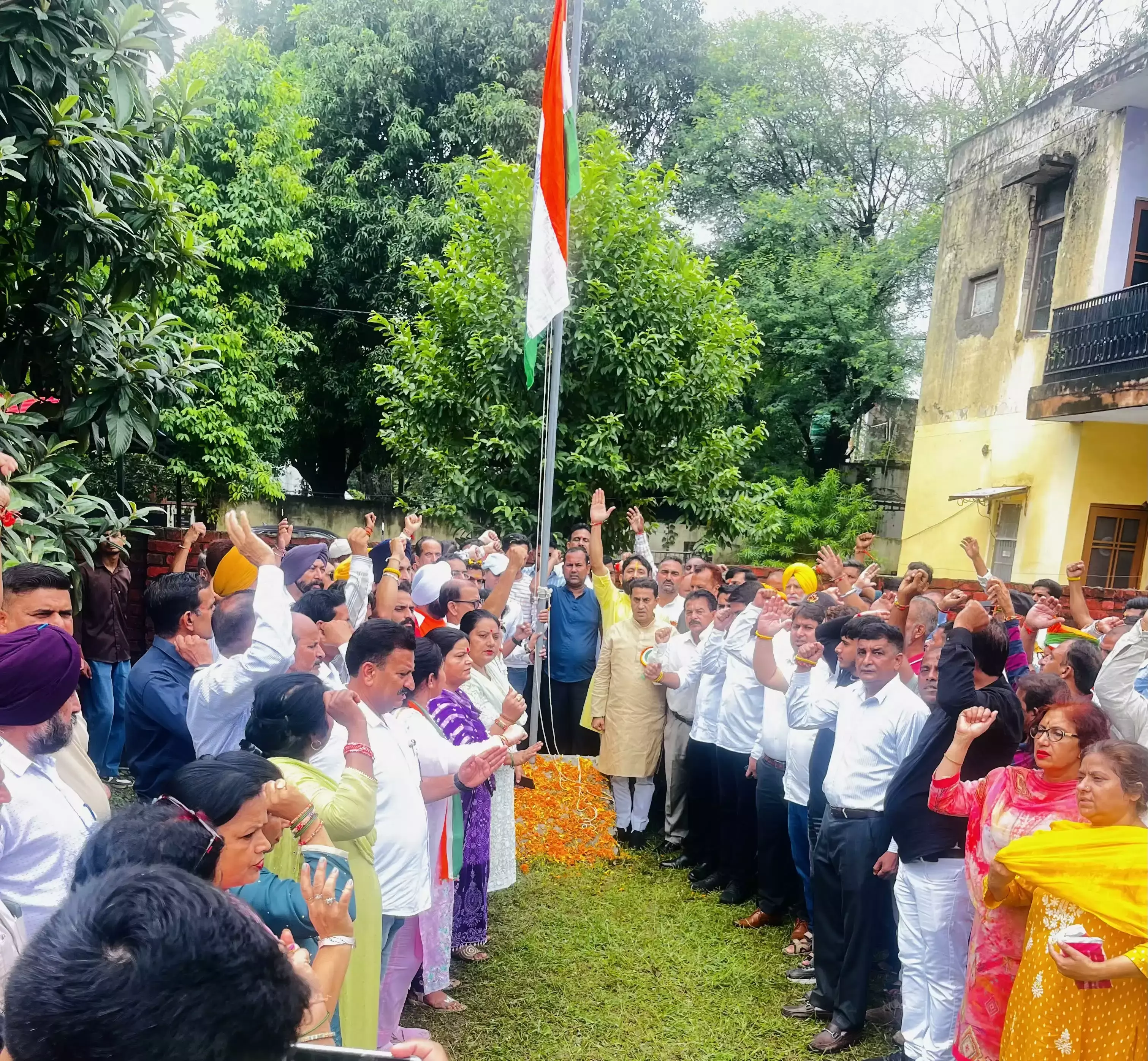 Kathua: स्वतंत्रता दिवस पर तिरंगा फहराया और श्रद्धांजलि अर्पित की Kathua: स्वतंत्रता दिवस पर तिरंगा फहराया और श्रद्धांजलि अर्पित की