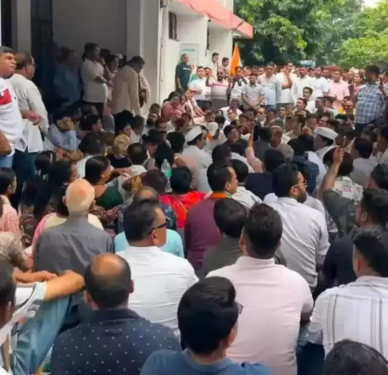 Haldwani: कांग्रेस कार्यकर्ताओं ने एसएसपी के खिलाफ किया आंदोलन Haldwani: कांग्रेस कार्यकर्ताओं ने एसएसपी के खिलाफ किया आंदोलन