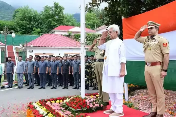 Srinagar: तिरंगा फहराकर उपराज्यपाल सिन्हा ने दी देशभक्ति संदेश Srinagar: तिरंगा फहराकर उपराज्यपाल सिन्हा ने दी देशभक्ति संदेश