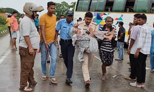 Digha जाते समय बस दुर्घटनाग्रस्त Digha जाते समय बस दुर्घटनाग्रस्त