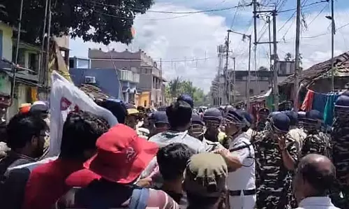 Singur में नर्स के पोस्टमार्टम को लेकर बड़े पैमाने पर विरोध प्रदर्शन Singur में नर्स के पोस्टमार्टम को लेकर बड़े पैमाने पर विरोध प्रदर्शन
