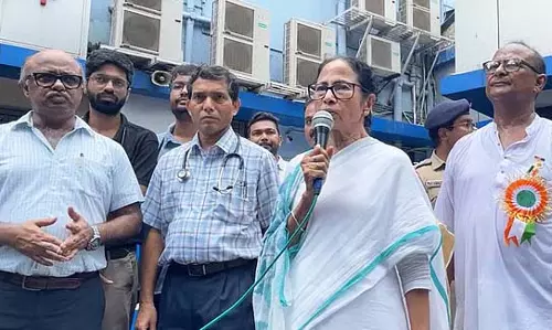 रेड रोड परेड के दौरान कई छात्र बीमार पड़ गए रेड रोड परेड के दौरान कई छात्र बीमार पड़ गए